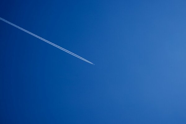 Niebo i latający samolot minimalizm