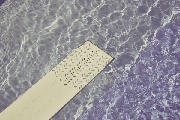 Sprungbrett über die Wellen des Wassers im Pool