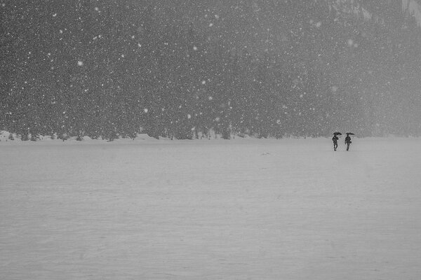 Fotos de gente caminando en invierno