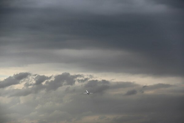 Voler un avion dans un ciel nuageux