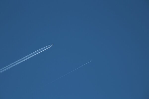 Dwa samoloty, minimalizm, błękitne niebo