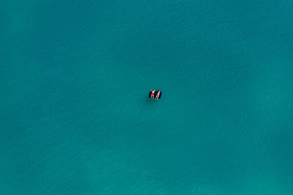 El descanso de la gente en el mar azul