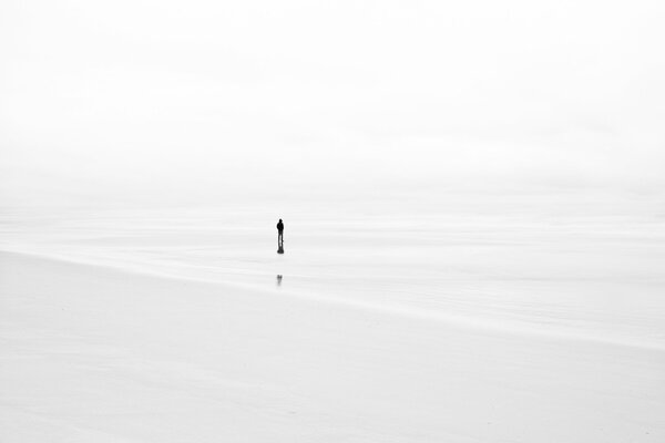 Uomo solitario su sfondo nebbioso