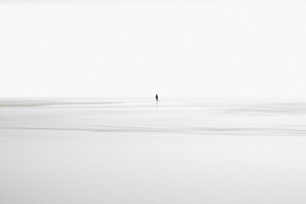Черно-белый пейзаж человек и море