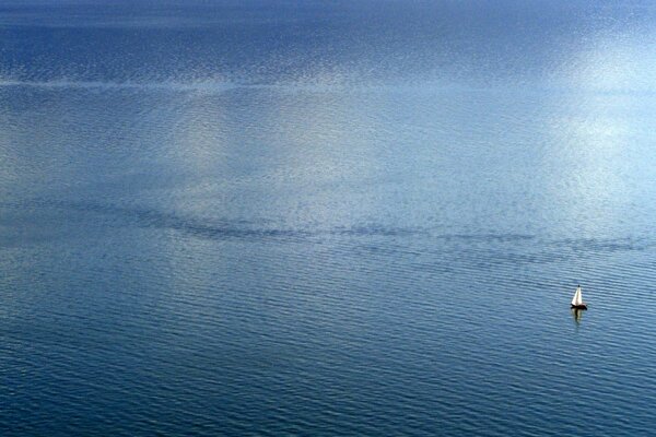 Одинокая яхта в синем море