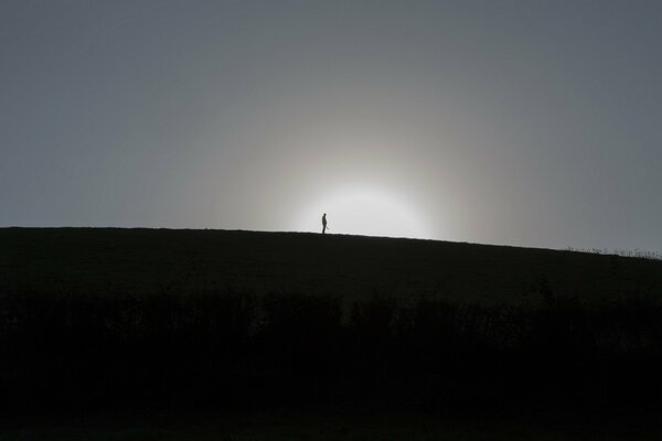 Silhouette d un homme sur une autre planète