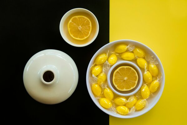 Thé au citron sur fond noir et jaune