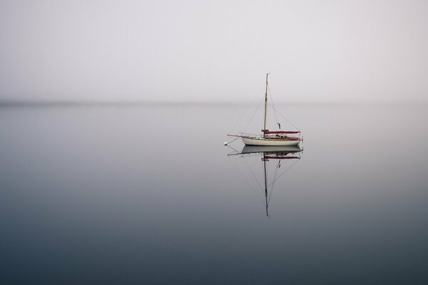 En el hermoso mar, un barco flotando en la niebla