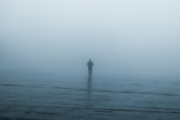 Homme solitaire dans le brouillard pendant la pluie