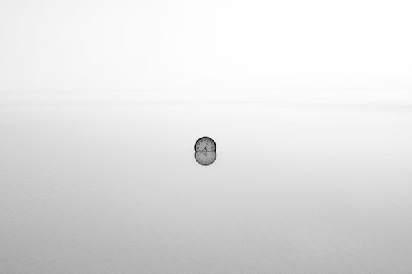 Horloge dans le brouillard, dans la mer