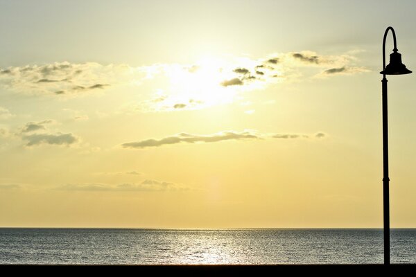 Sonnenuntergang am Meer und Straßenlaterne