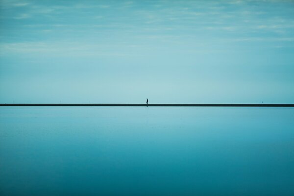 Orizzonte mare acqua cielo blu uomo silhouette