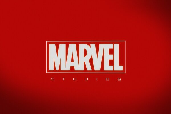 Logo Marvela na czerwonym tle