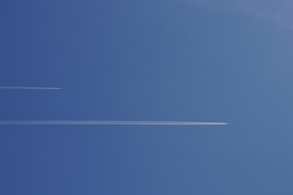 Flugzeugspuren am grenzenlosen Himmel