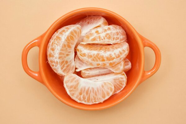 Taza de rodajas de mandarina naranja pelada