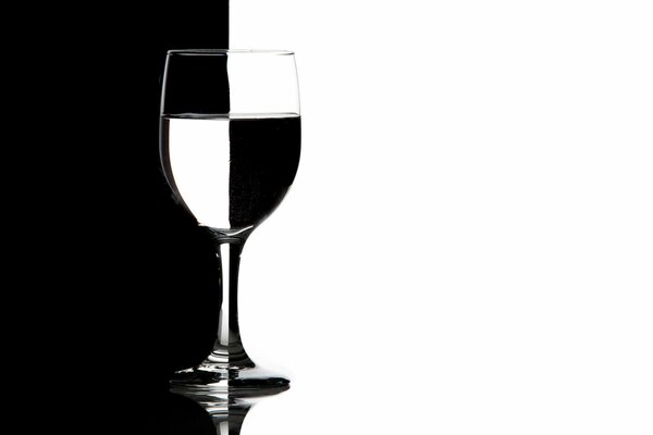 Imagen en blanco y negro de una Copa de vino con líquido transparente