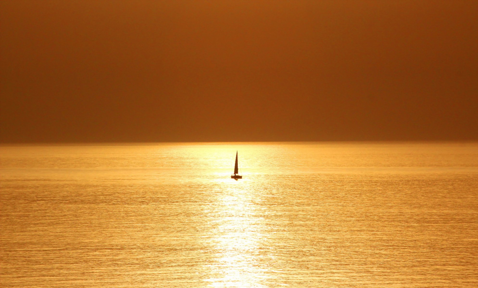 mar barco puesta de sol