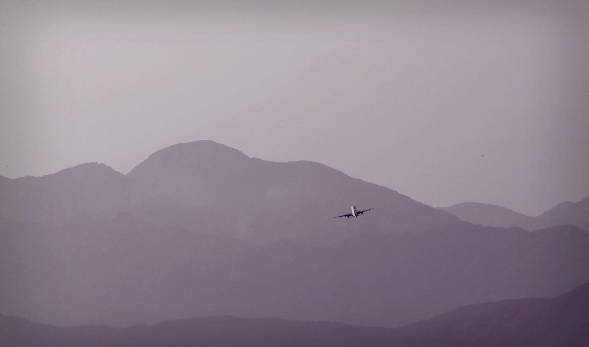 avión montañas cielo