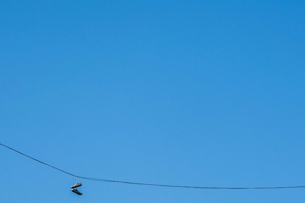 Baskets dans un style minimaliste sur le ciel bleu