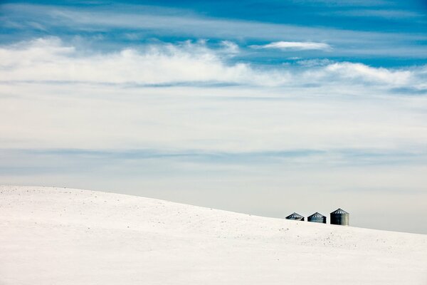 Feld mit Schnee, mit Blick auf die Wolken