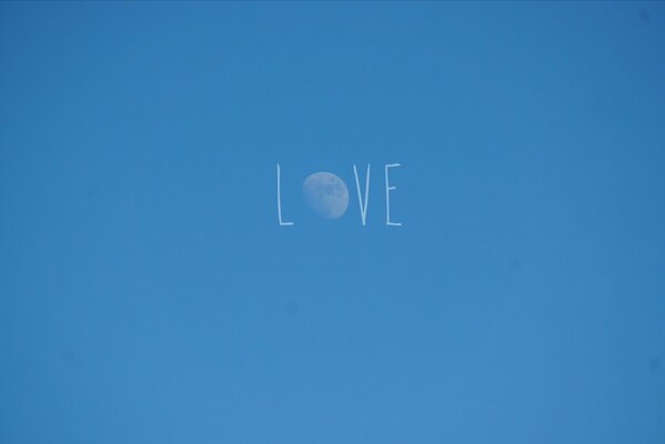 Lettera D amore minimalista contro il cielo