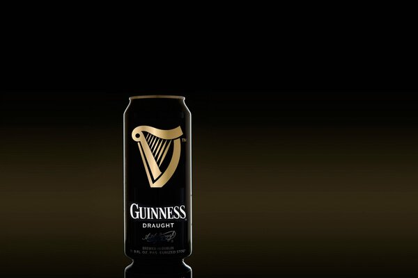 Guinness-Getränk in einem schwarzen Glas