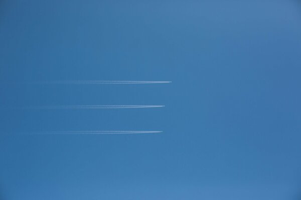 Tre strisce nel cielo. minimalismo