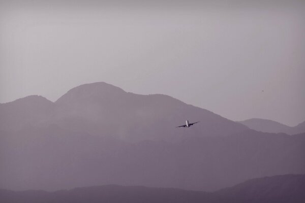 Avion volant sur fond de montagnes