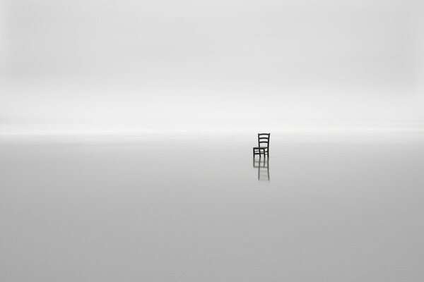Fotografía minimalista con silla sobre fondo blanco