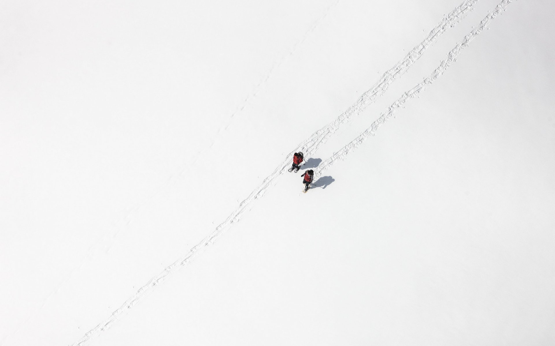 campo neve persone minimalismo