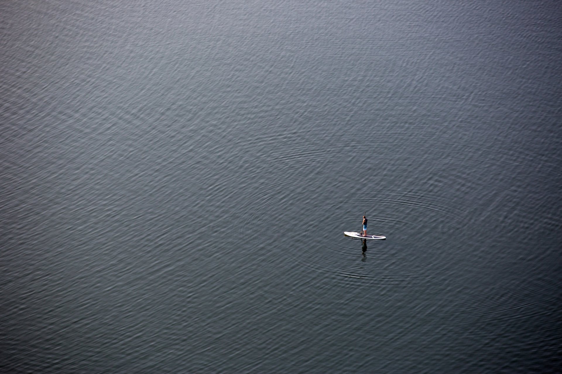 uomo mare minimalismo