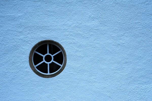 Fenêtre en forme de cercle, minimalisme, mur blanc