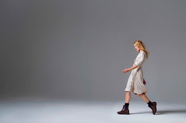 La marcha de Melanie Laurent en un vestido de Malam Figaro