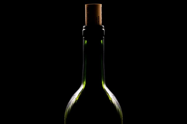 Botella de vino sobre un fondo oscuro