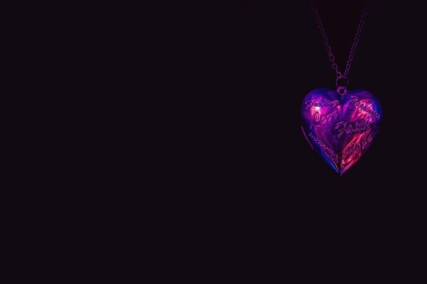 Pendentif en forme de coeur sur fond noir