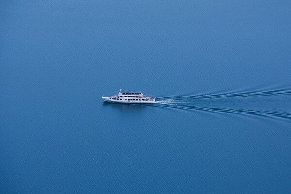 Foto minimalista della nave con un treno simmetrico di onde