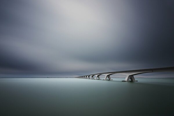 Die längste Brücke unter dem Fluss