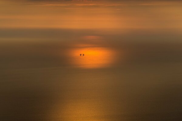 Sonnenuntergang am Meer aus der Ferne