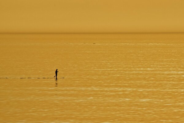 Image d un homme au milieu de la mer