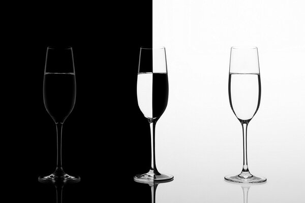 Estilo de fotografía en blanco y negro con copas de vino