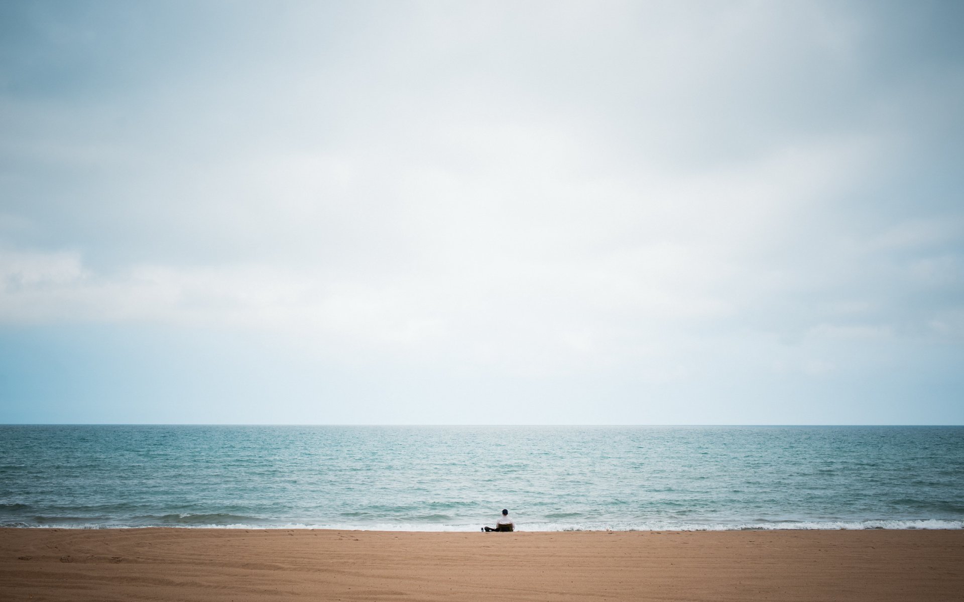 da solo solitudine uomo grande lago spiaggia cielo blu