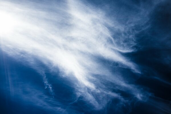 Nubes blancas en capas pinnadas