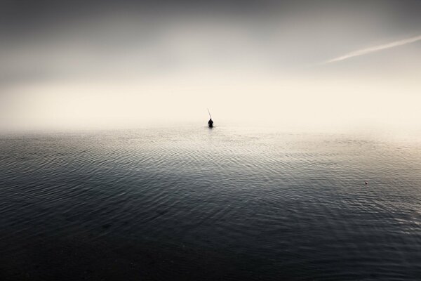 Un uomo solitario cammina sul mare