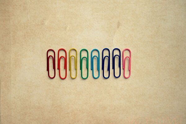 Image de trombones multicolores sur fond beige