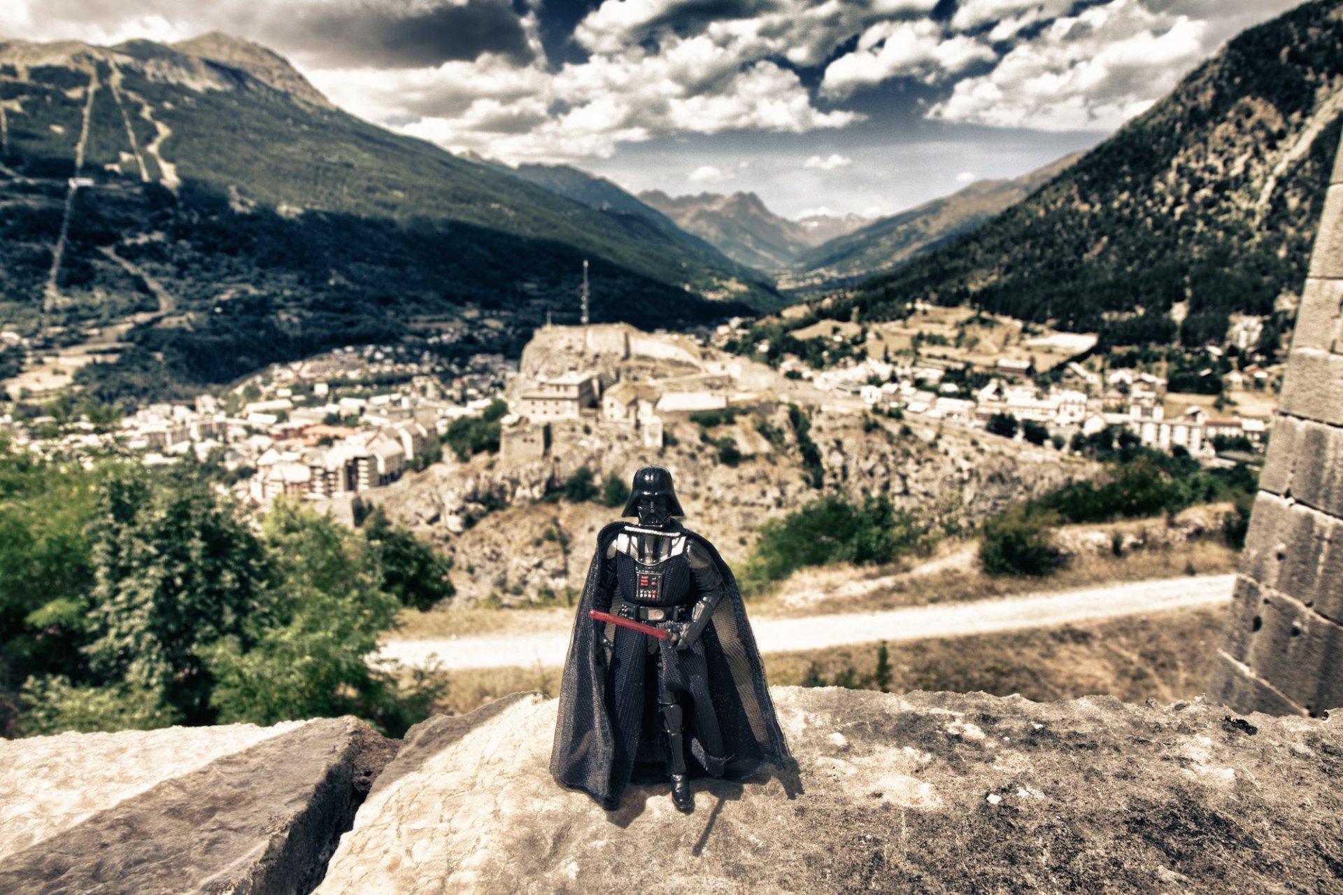 darth vader spada laser città montagne