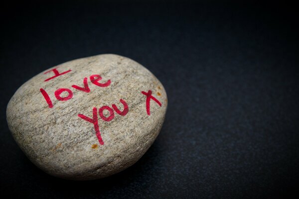 Ein Stein mit der Aufschrift Ich liebe dich