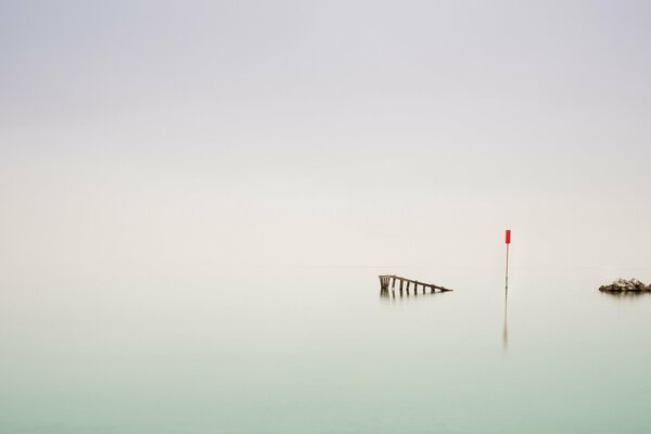 Il mare in esso vede un segno rosso