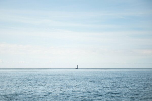 El faro se ve en el horizonte del mar