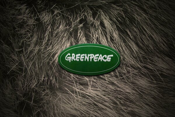 Logo Greenpeace na tle futra