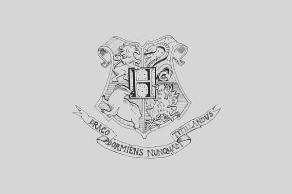 El escudo de armas de Hogwarts es blanco negro sobre un fondo gris